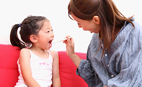 浦添の歯医者「サンエー経塚シティオレンジ歯科」は、お子様もお母様も通いやすい歯医者です